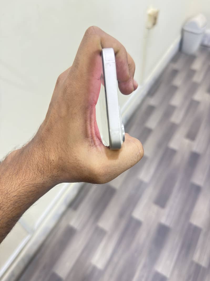 Apple iPhone 13 4