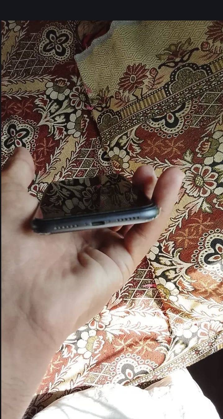 Apple iPhone 11 4