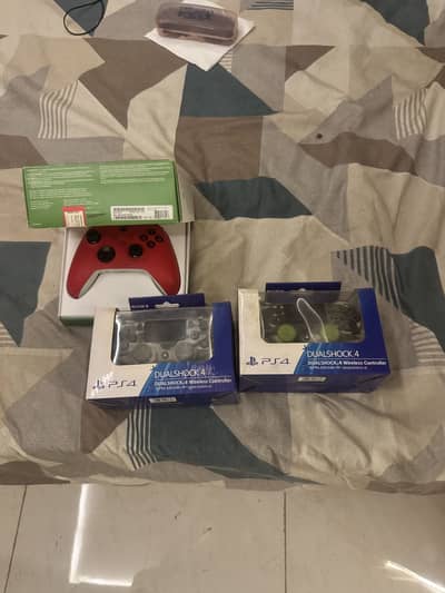 Selling 3 prestine controllers Xbox series X, ps4