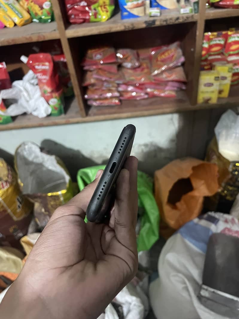 Apple iPhone 11 3