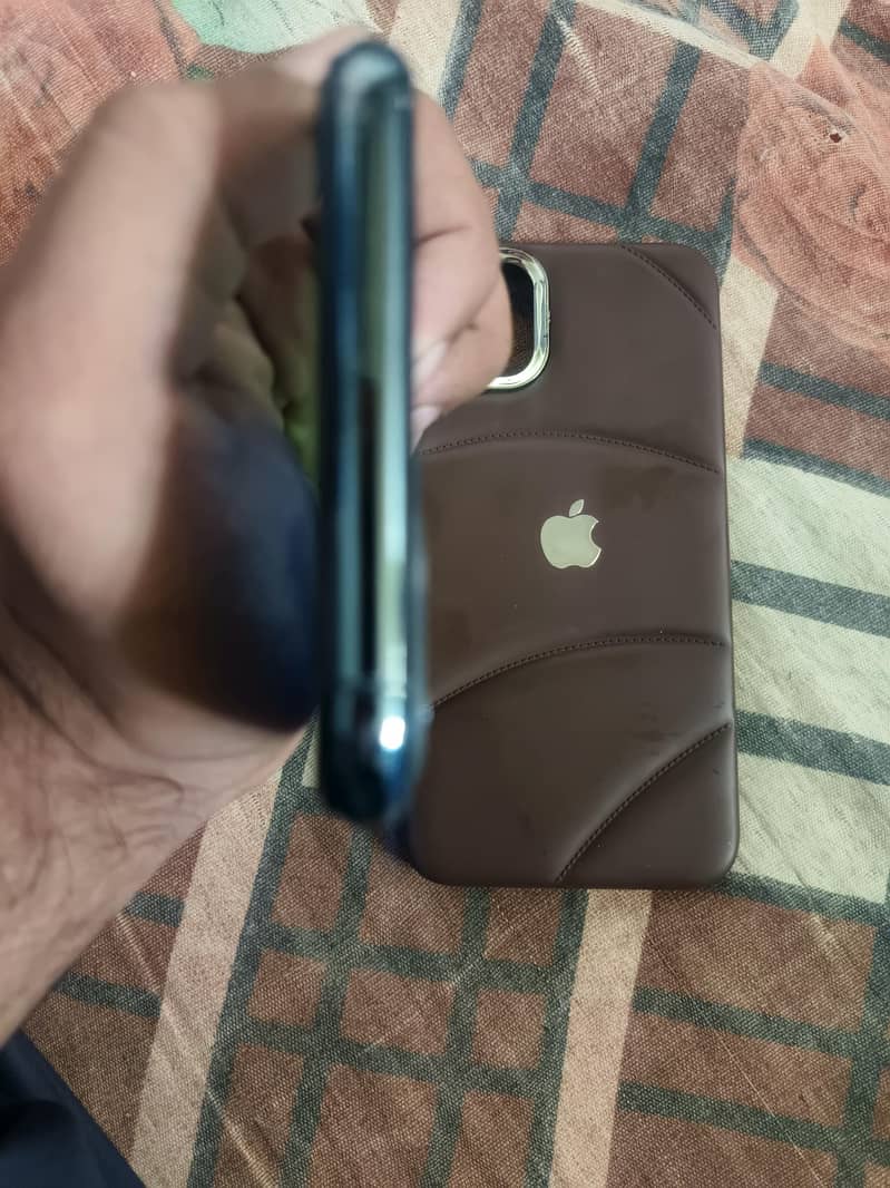 Apple iPhone 11 Pro Max 2