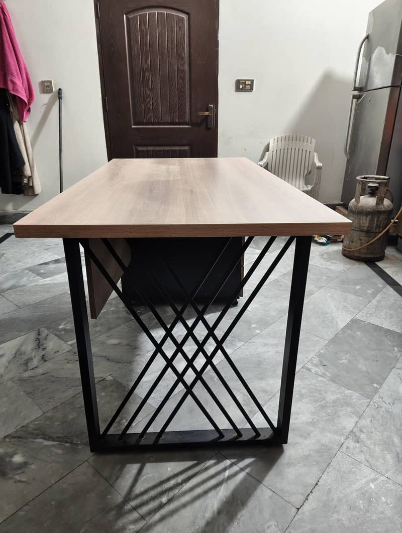 Executive table 4