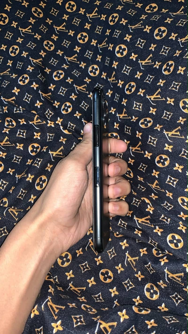 Apple iPhone 11 Pro 4