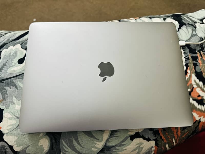 Macbook Pro 2017 8/256 Touchbar 13 inch 1