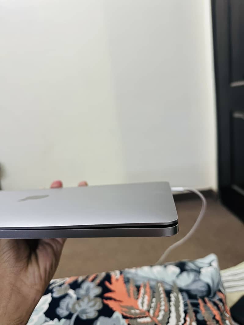 Macbook Pro 2017 8/256 Touchbar 13 inch 4