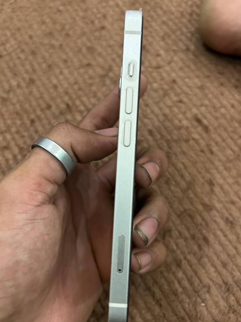 Apple iPhone 13 2