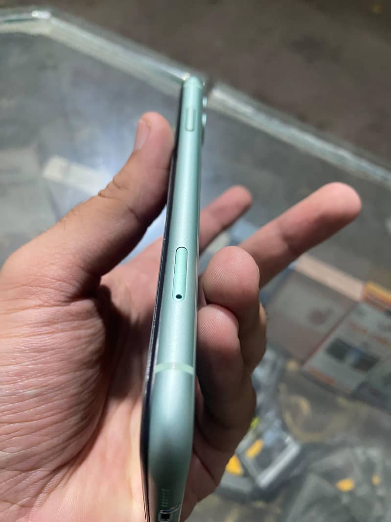 Apple iPhone 11 4