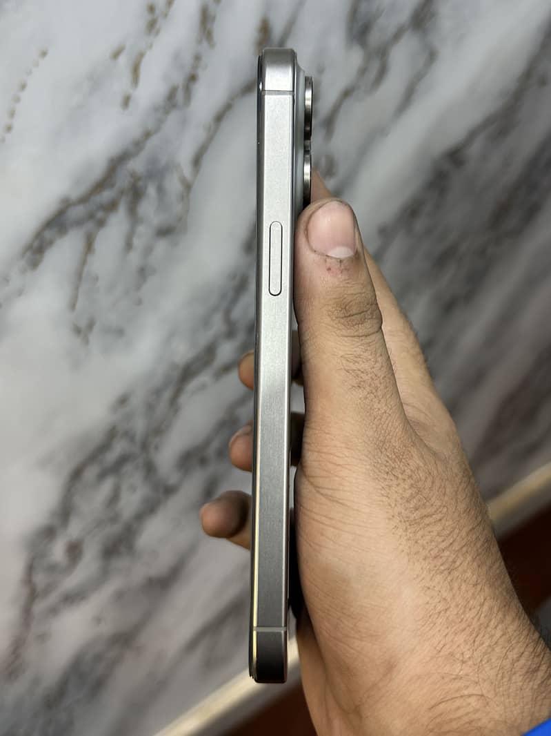 Apple iPhone 15 Pro Max 4