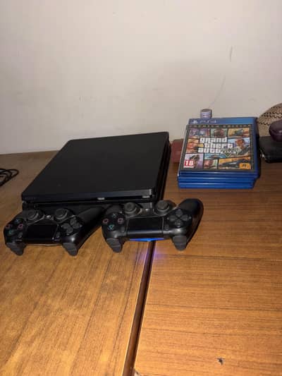 Ps4 slim JAILBREAK with 2 controllers and 3 discs