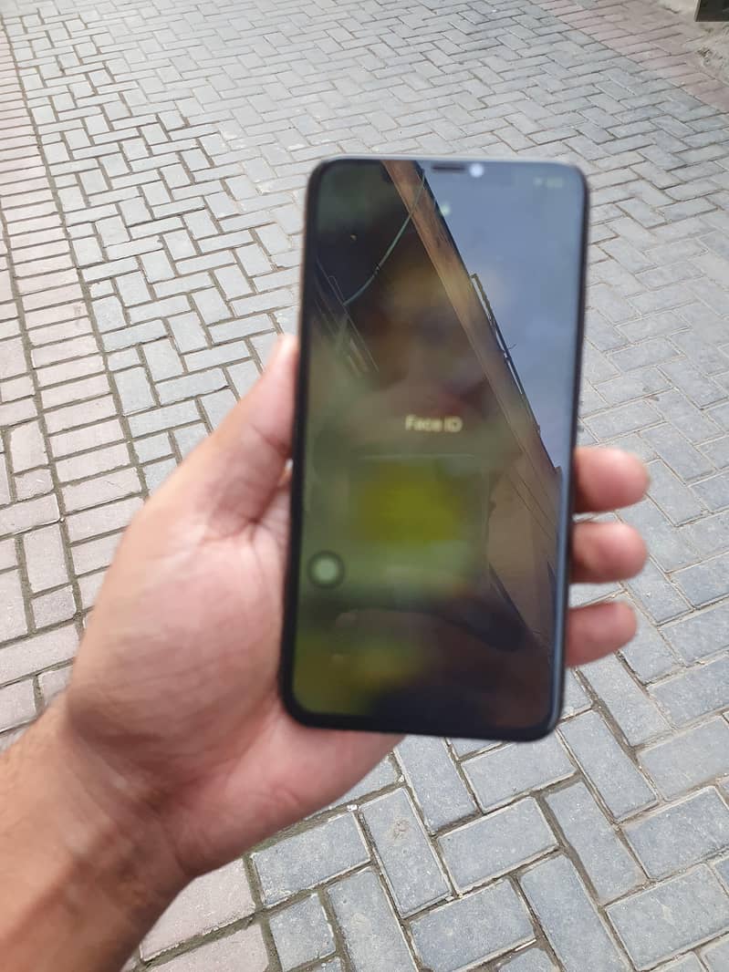 iPhone XS Max 0