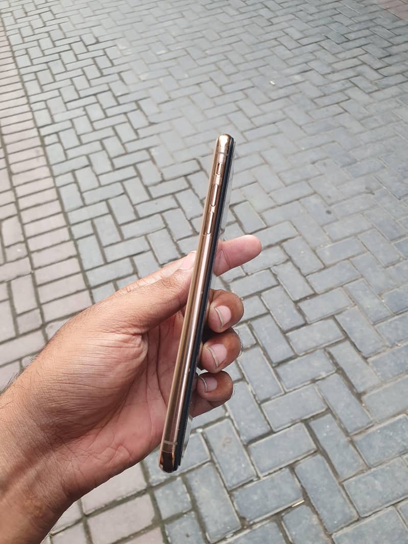 iPhone XS Max 4