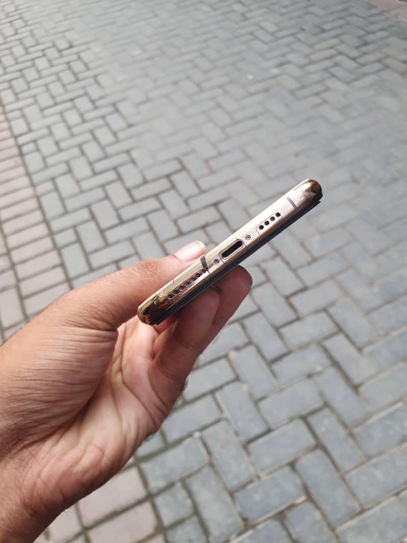 iPhone XS Max 6