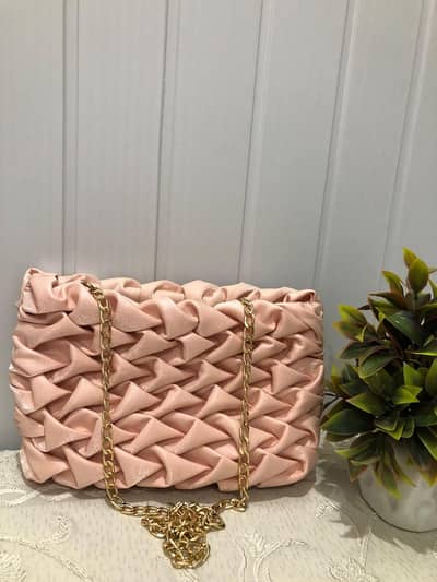 MashAllah boht achi quality ka bag hai aur most trending and luxury