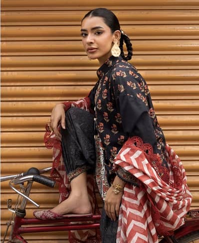 Sana Safinaz 3 Piece Lawn Suit at Discounted Price