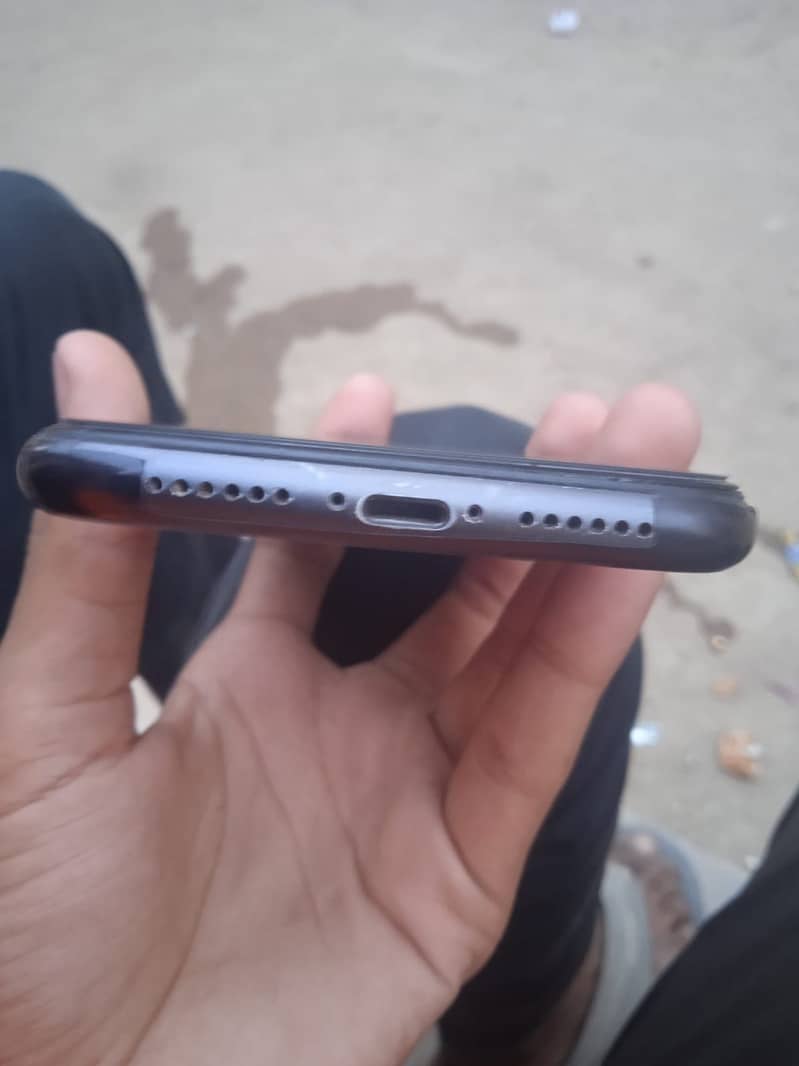 Apple iPhone 11 4