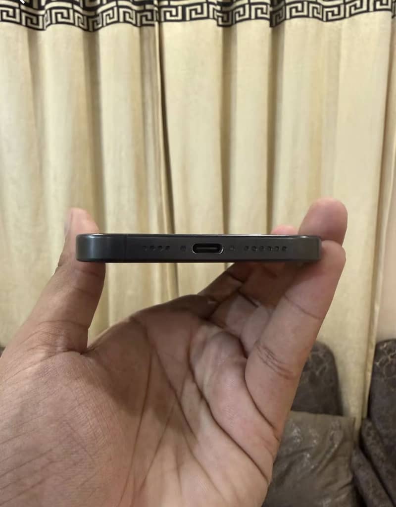 Apple iPhone 15 Pro Max 2