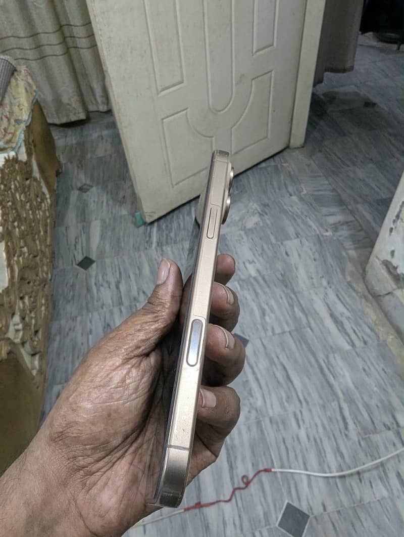 Apple iPhone 16 Pro Max jv 2