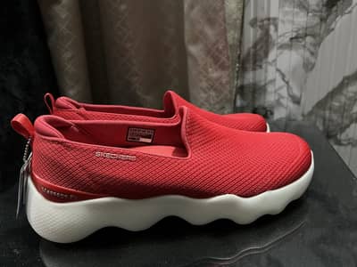 Sketchers brand new massage fit sneankers
