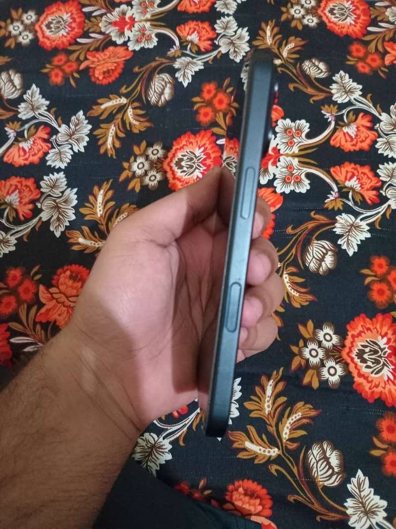 Apple iPhone 16 1