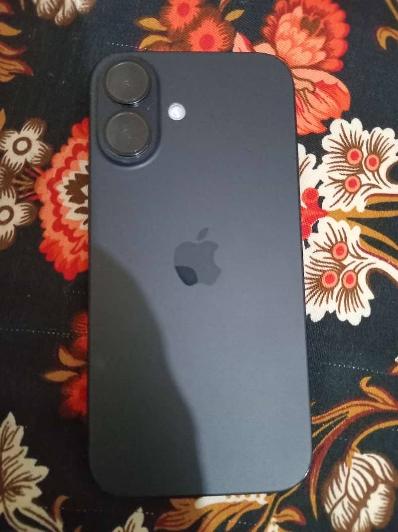 Apple iPhone 16 3