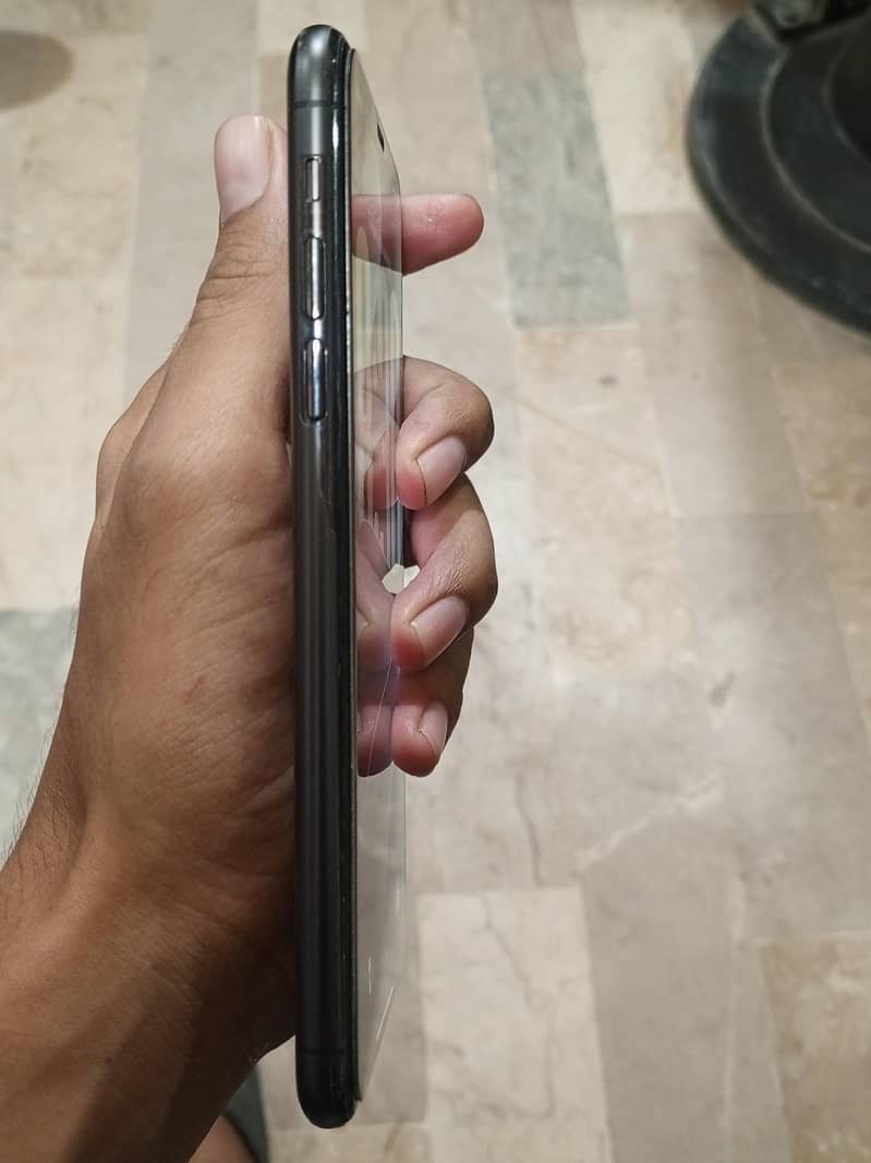 Apple iPhone 11 Pro Max 4