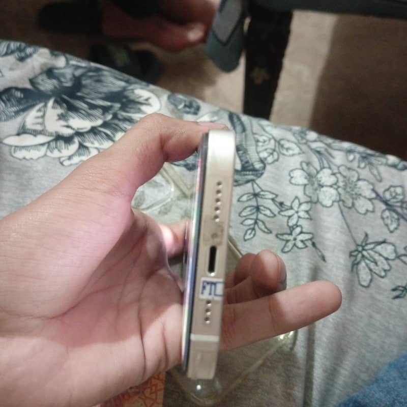 Apple iPhone 13 7