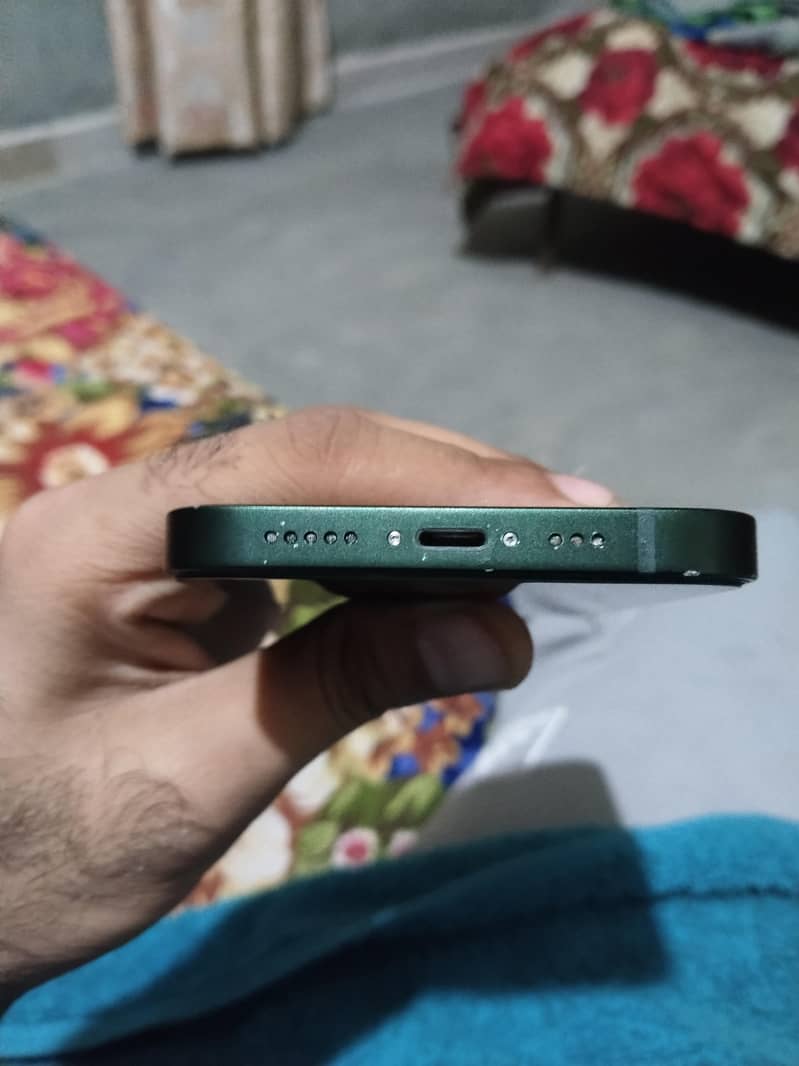 Apple iPhone 13 5