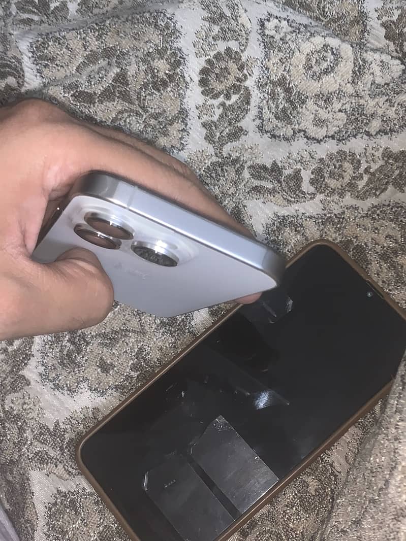 Apple iPhone 16 Pro 0