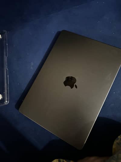 Selling MacBook Pro in VERY good condition