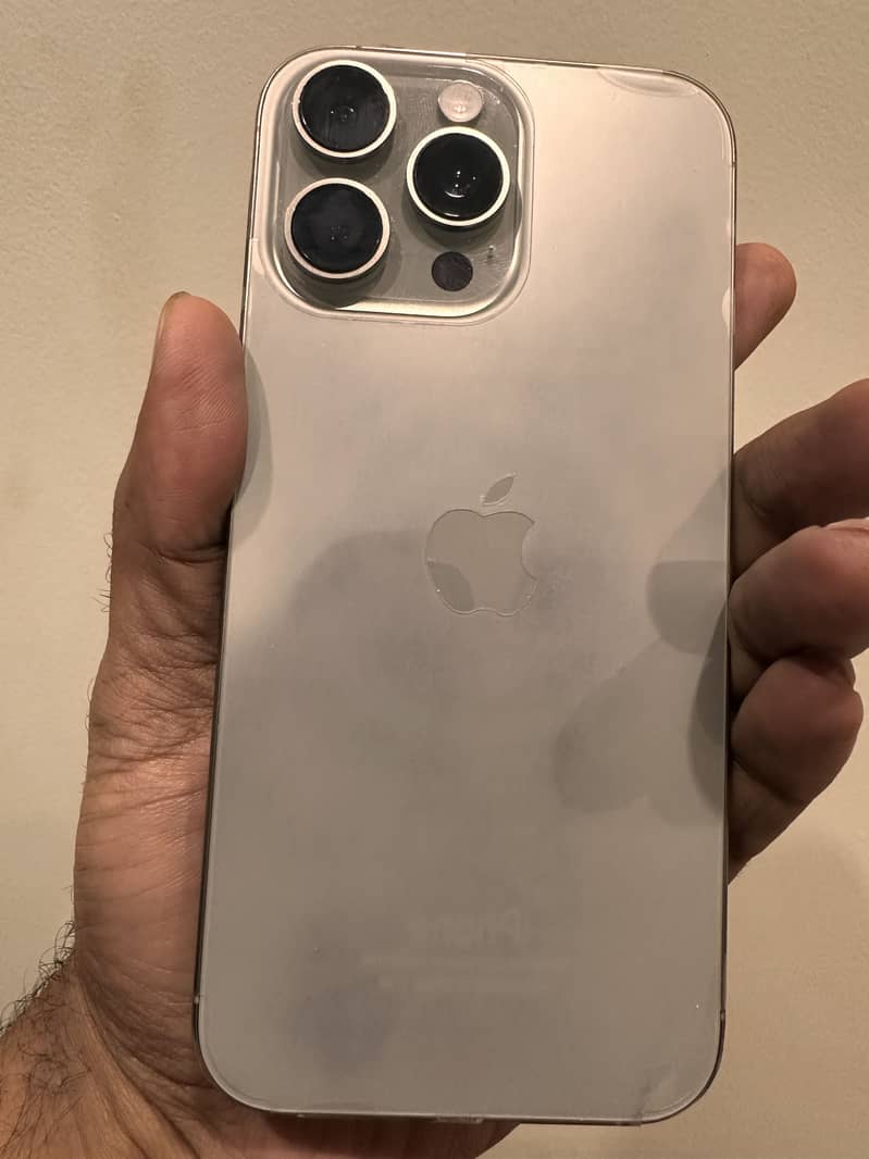 Apple iPhone 16 Pro Max 4