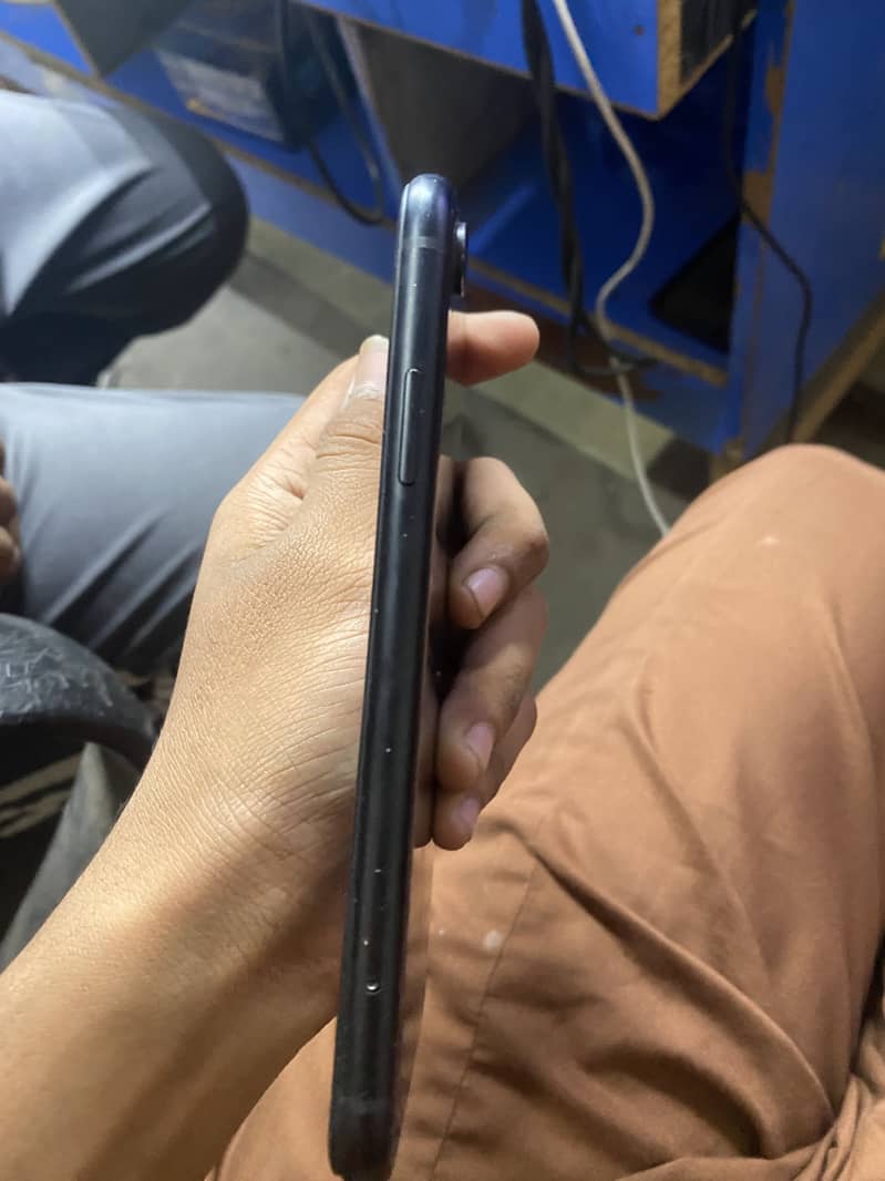 Apple iPhone XR 7