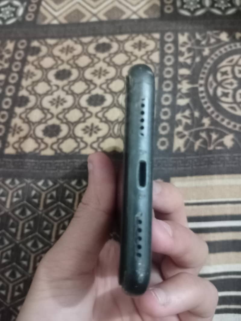 Apple iPhone 11 4