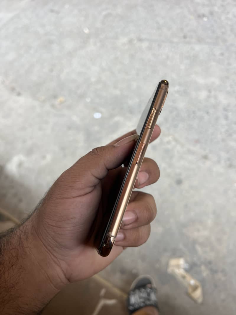 Apple iPhone XS 5