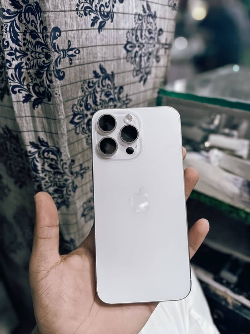 Apple iPhone 15 Pro Max 0