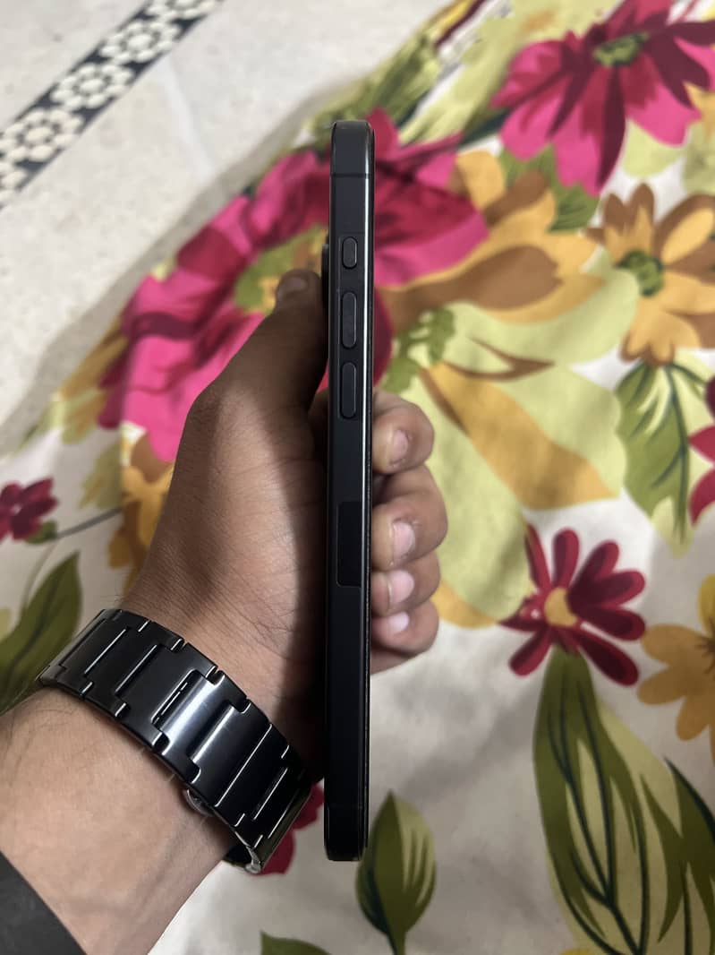 Apple iPhone 15 Pro Max 4
