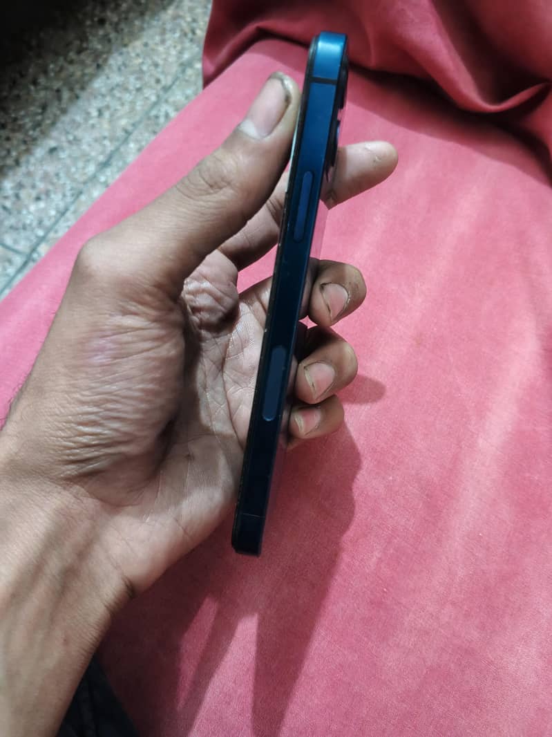 Apple iPhone 12 4