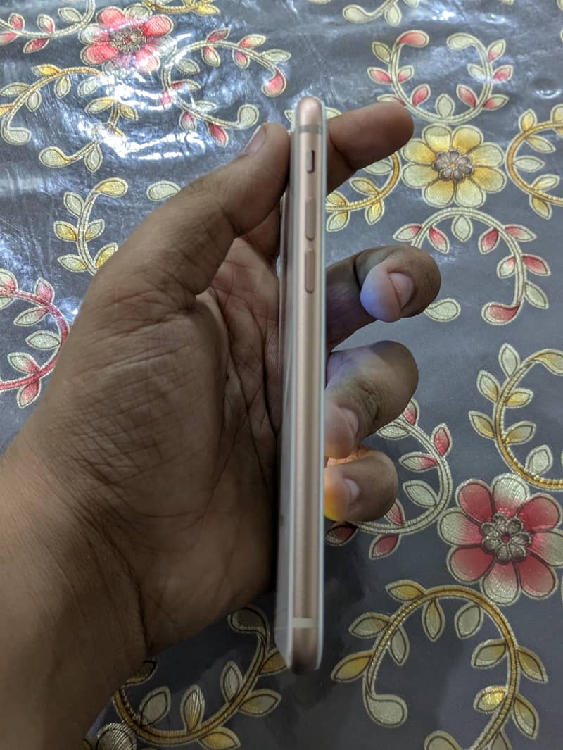 Apple iPhone 8 3