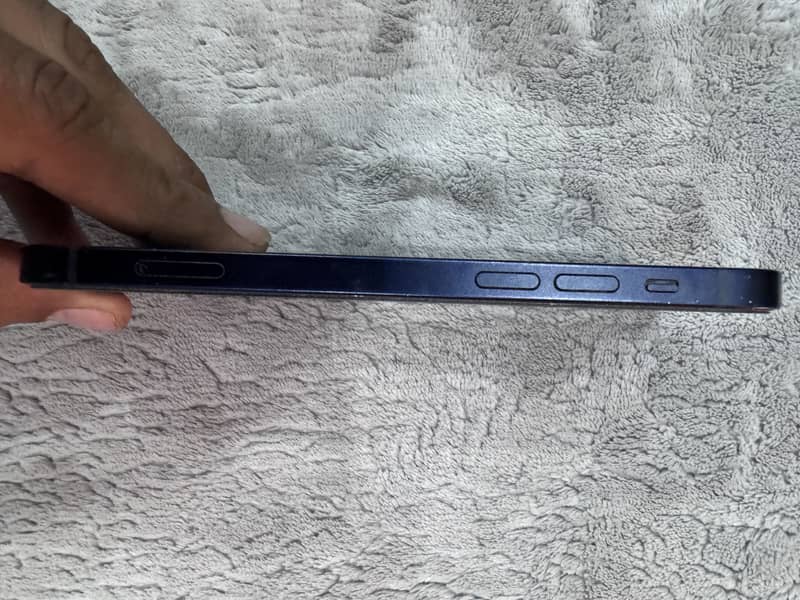 Apple iPhone 12 4