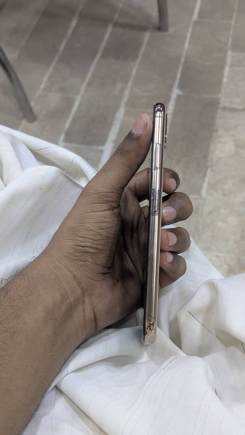 Apple iPhone XS Max 3