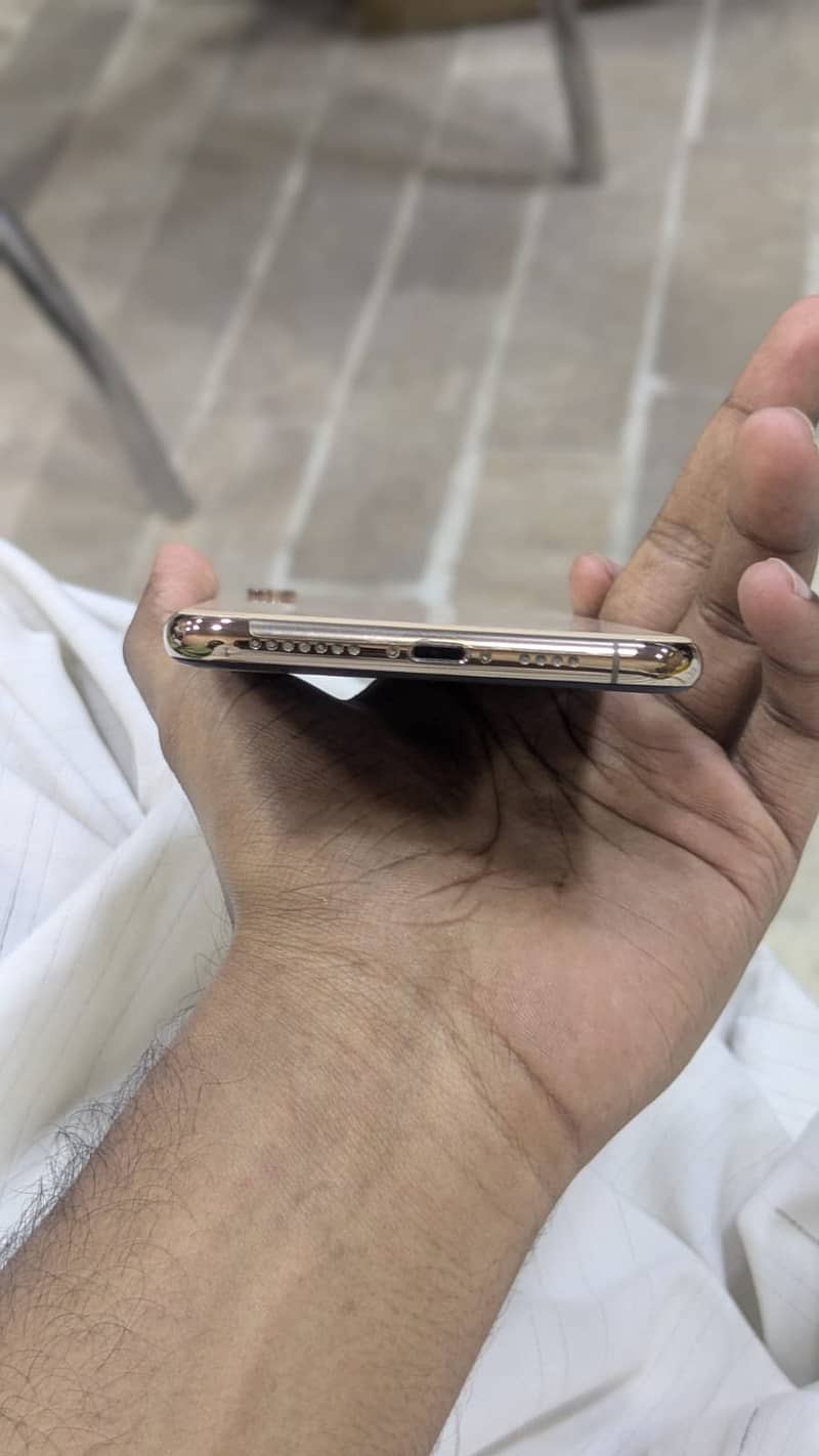 Apple iPhone XS Max 4