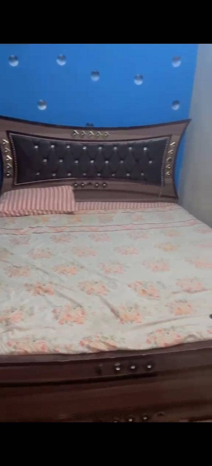 bed / dressing table 0