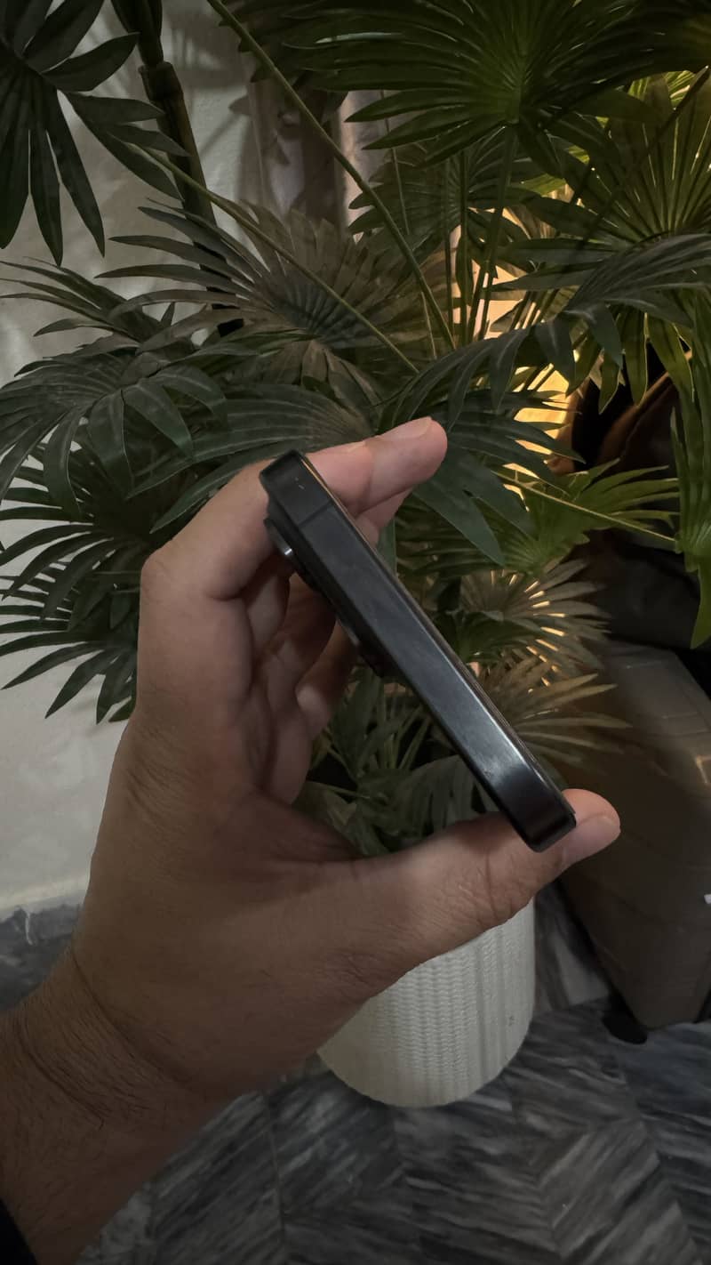 Apple iPhone 15 Pro Max 9