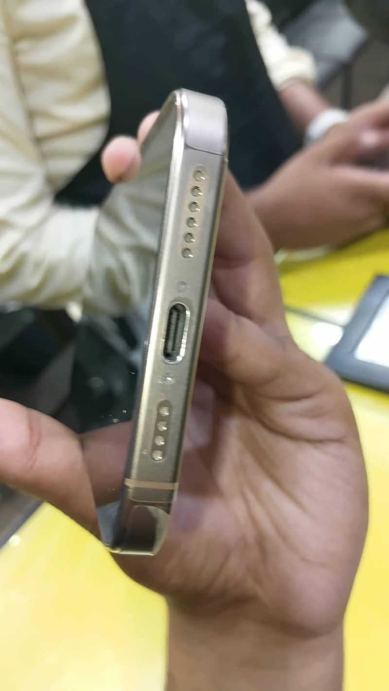Apple iPhone 16 Pro Max 0