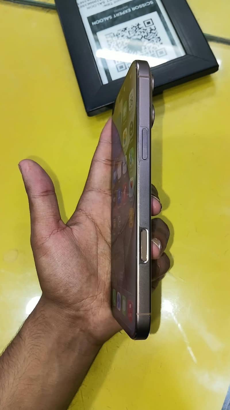 Apple iPhone 16 Pro Max 2