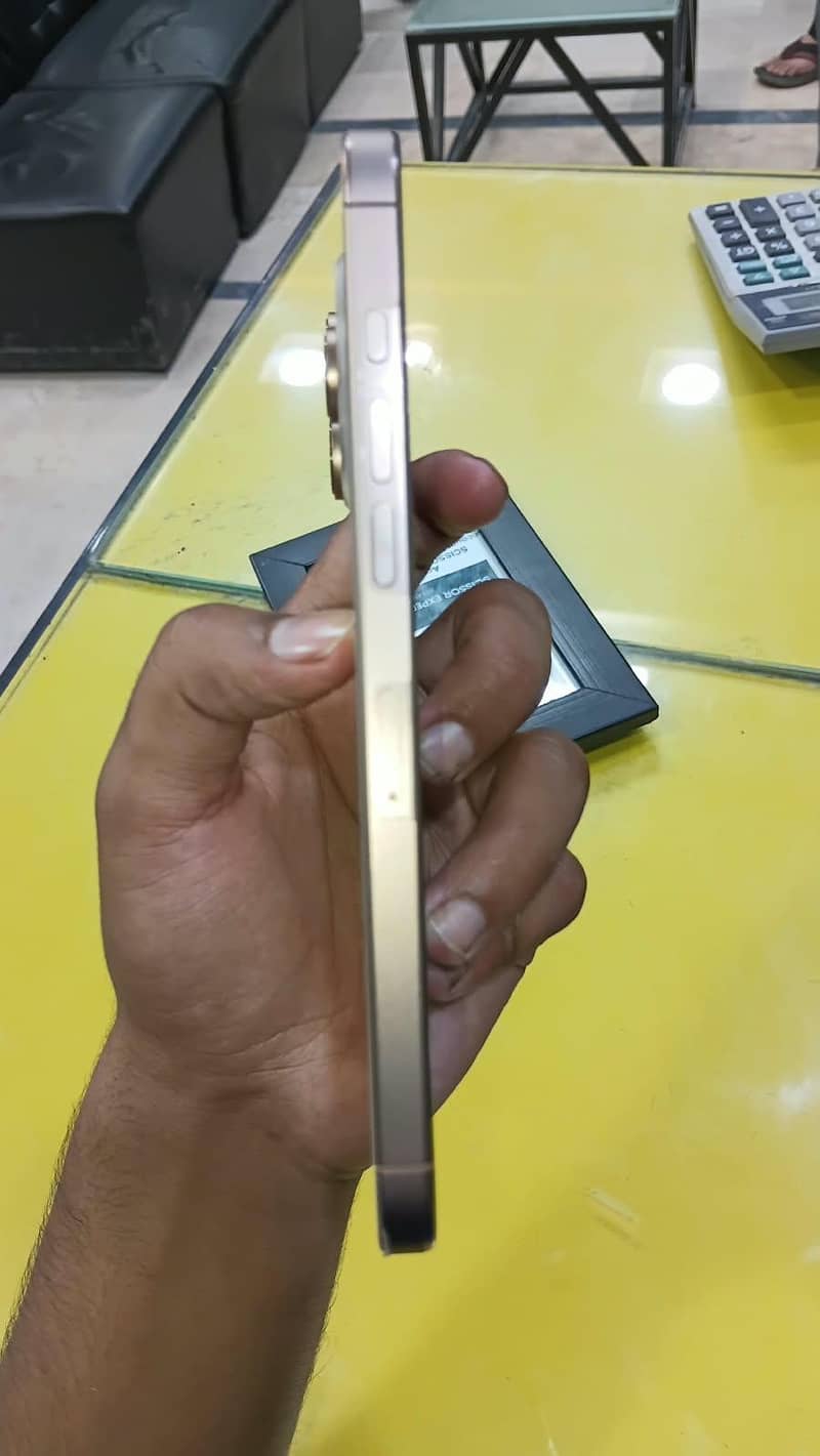 Apple iPhone 16 Pro Max 4