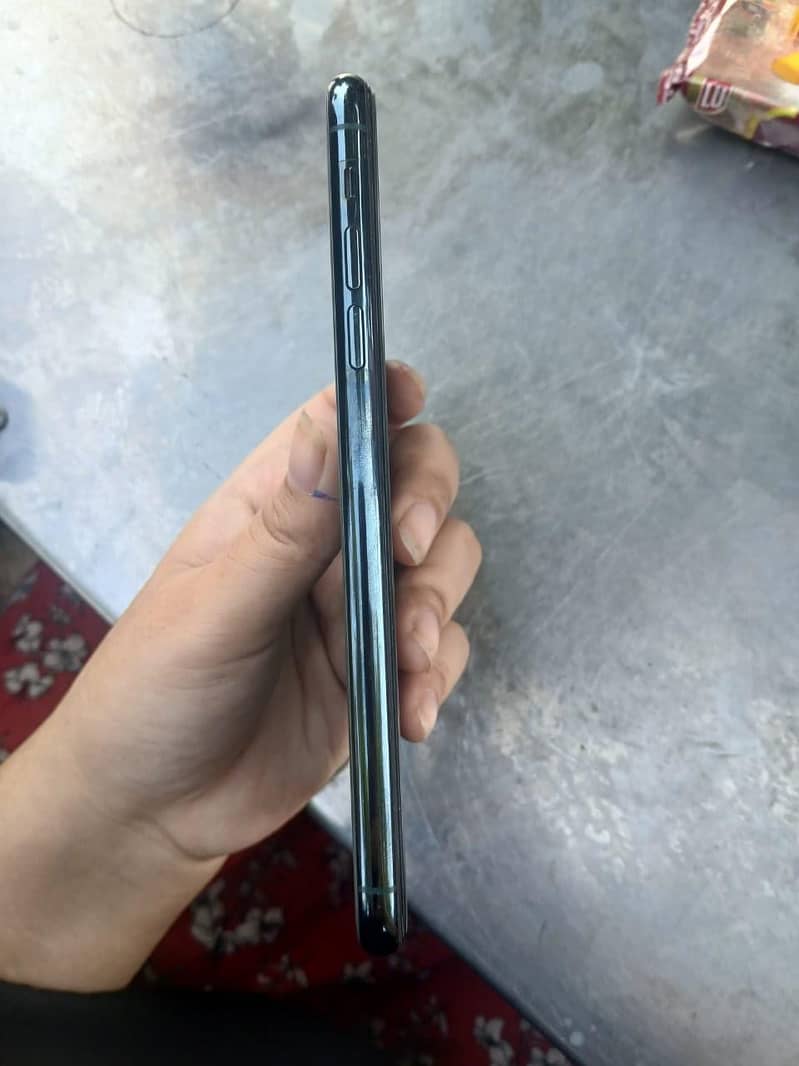 Apple iPhone 11 Pro Max 4
