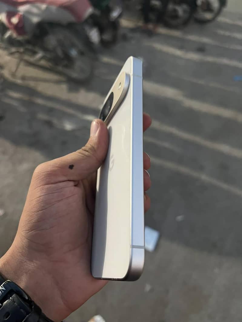 Google Pixel 9 4