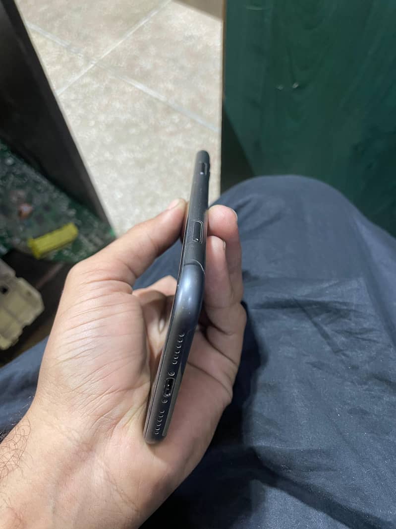 Apple iPhone 11 4