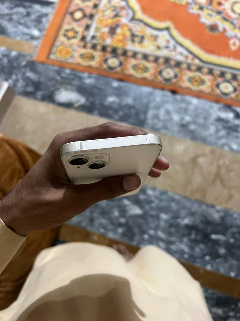 Apple iPhone 13 2