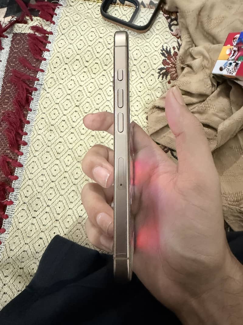 Apple iPhone 16 Pro 1